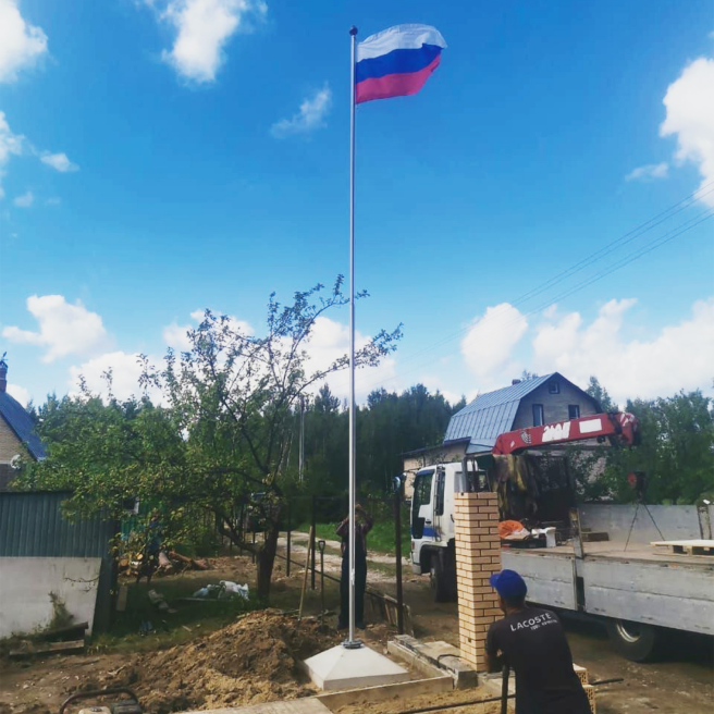 Фото монтажа флагштока на бетонное основание в форме усечённой пирамиды