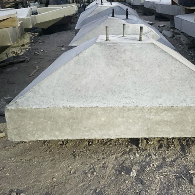 Фото бетонных тумб ПИРАМИДА для уличных флагштоков