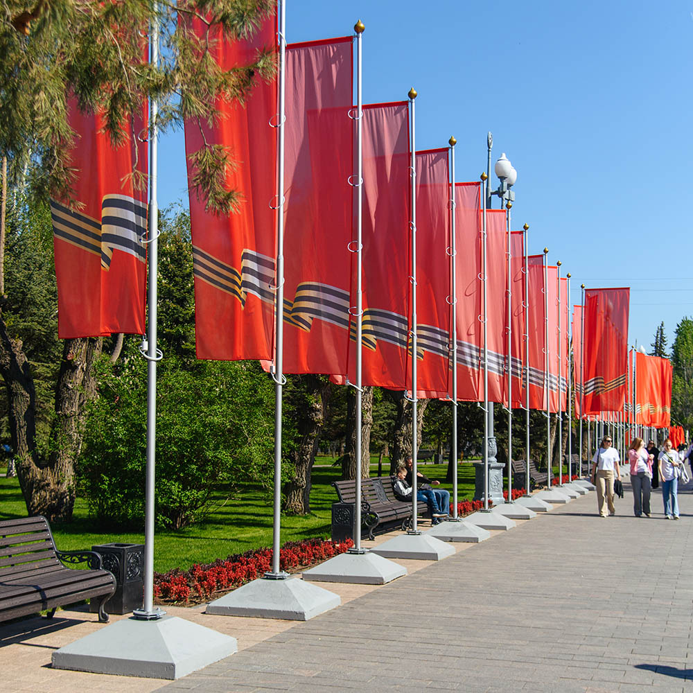 Фото флагштоков на главной площади Волгограда