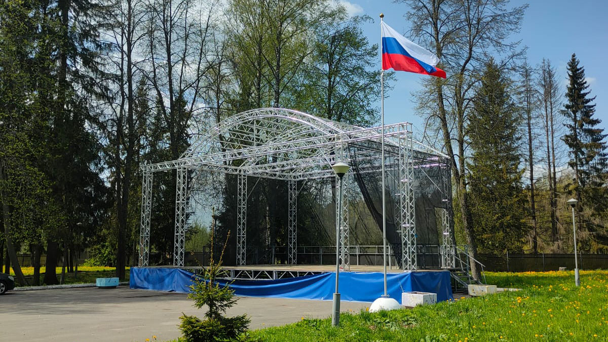 Фото уличного флагштока у сцены