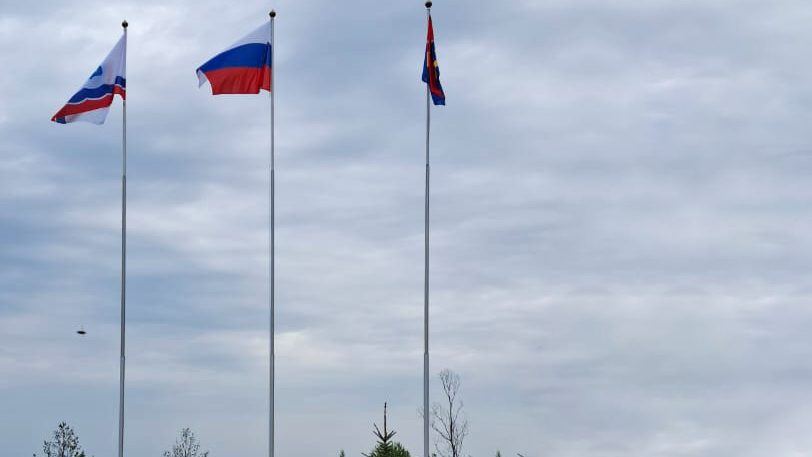 Уличные флагштоки высотой 10 метров для горизонтальных флагов
