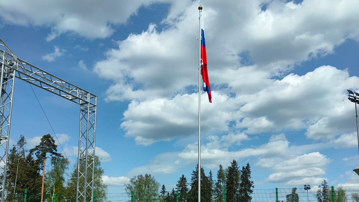 Фото уличного флагштока в ДОЛ МАЯК