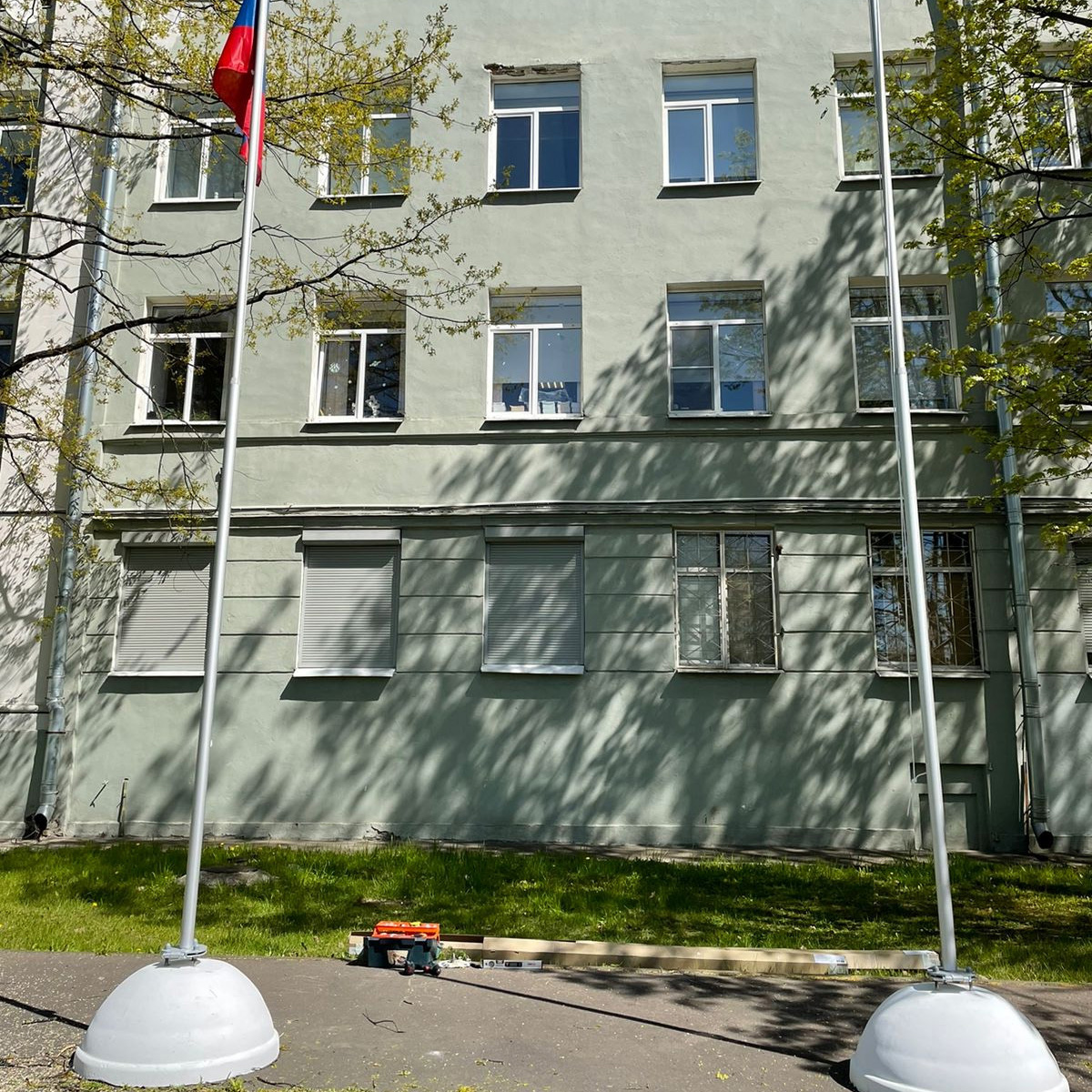 Уличные флагштоки на бетонных тумбах