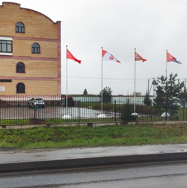 Фото уличных флагштоков высотой 6 метров в Гатчинском районе