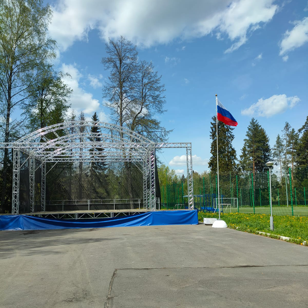 Фото флагштока высотой 8 метров в Вырице на территории детского лагеря