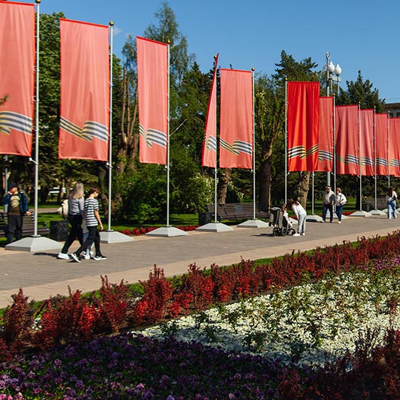 Уличные флагштоки 6 метров на бетонных тумбах