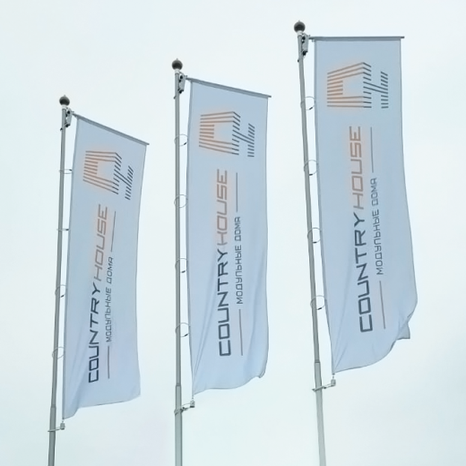 Фото уличных флагштоков с баннерным плечом и замком